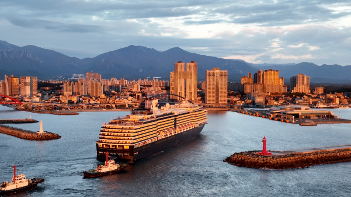 속초항에 입항하는 웨스테르담호. 속초시 제공