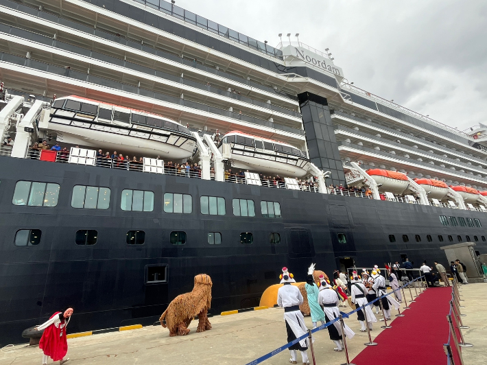 속초항에 입항한 노르담호 환영 행사. 강원도 제공