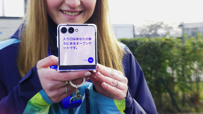 삼성전자가 2026 밀라노 코르티나 동계 올림픽에서 자원봉사자에게 지원하는 갤럭시 AI 기반 '통역' 기능이 탑재된 갤럭시 Z 플립7. 삼성전자 제공