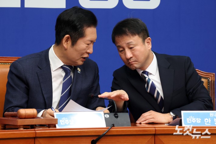 더불어민주당 정청래 대표와 한병도 원내대표가 4일 서울 여의도 국회에서 열린 최고위원회의에서 대화를 하고 있다.