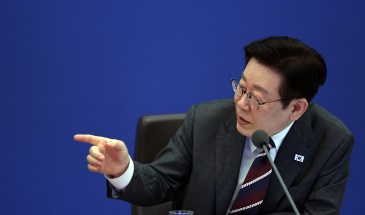 이재명 대통령이 3일 청와대에서 열린 국무회의에서 발언하고 있다. 연합뉴스