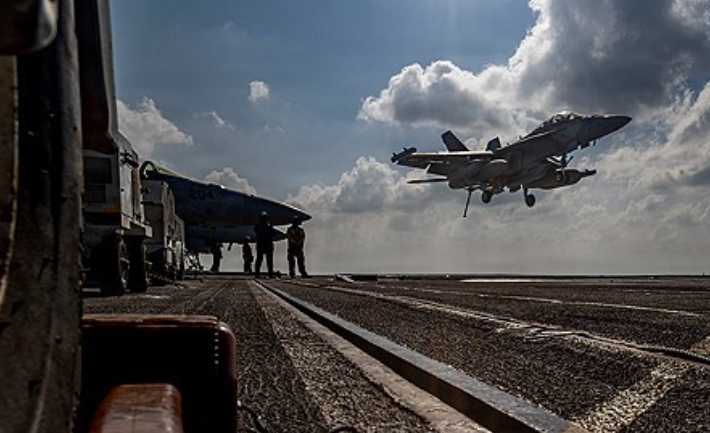 지난달 23일 미군 항공모함 에이브러햄 링컨호에 함재기 EA-18G가 착륙하는 모습. 연합뉴스