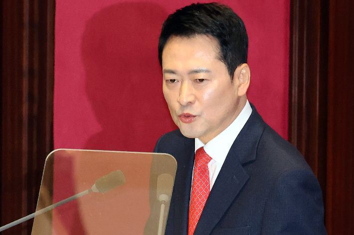 국민의힘 장동혁 대표가 4일 국회에서 열린 2월 임시국회 본회의에서 교섭단체 대표 연설을 하고 있다. 연합뉴스