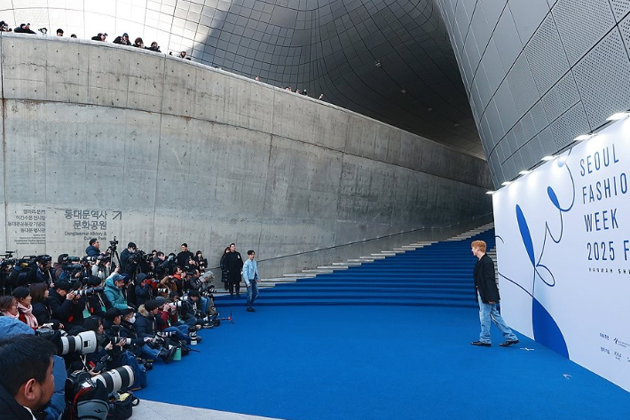 서울 중구 동대문디자인플라자(DDP)에서 2025 F/W 서울패션위크 오프닝쇼 포토월 행사가 열리고 있다. 연합뉴스