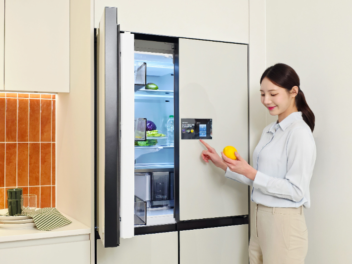 삼성전자 모델이 4일부터 7일까지 일산 킨텍스에서 열리는 국내 최대 건축박람회 '2026 코리아빌드위크'에서 삼성전자 AI 홈 기반 '모듈러 홈 솔루션'을 소개하고 있다. 삼성전자 제공 