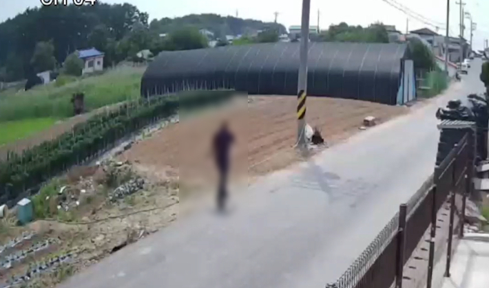 전북 군산서 채무 관계에 있던 지인을 차로 치어 숨지게 한 후 인근 마을 폐쇄회로(CC)TV에 포착된 A씨의 모습. 심동훈 기자