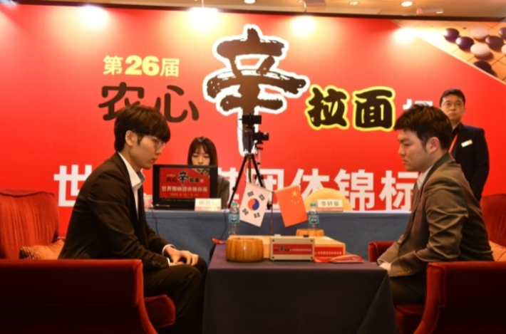 지난해 2월 '농심신라면배'에서 신진서(사진 왼쪽) 9단과 중국 리쉬안하오 9단이 대국하는 장면. 한국기원 제공