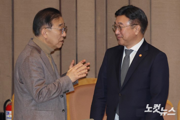 김윤덕 국토교통부 장관과 윤호중 행정안전부 장관(오른쪽)이 4일 서울 여의도 국회에서 열린 제432회국회(임시회) 제3차 본회의에서 대화를 하고 있다.