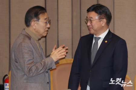 김윤덕 국토교통부 장관과 윤호중 행정안전부 장관(오른쪽)이 4일 서울 여의도 국회에서 열린 제432회국회(임시회) 제3차 본회의에서 대화를 하고 있다.