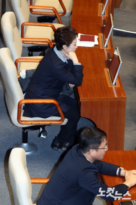 더불어민주당 이언주 최고위원이 4일 서울 여의도 국회에서 열린 제432회국회(임시회) 제3차 본회의에서 정청래 대표의 자리에 앉아있다.