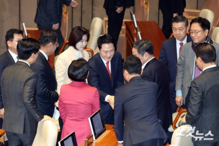 국민의힘 장동혁 대표가 4일 서울 여의도 국회에서 열린 제432회국회(임시회) 제3차 본회의에서 국정에 관한 교섭단체대표연설을 마치고 동료의원들과 인사를 하고 있다.