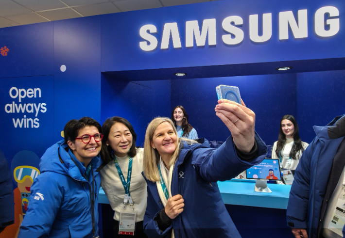 국제올림픽위원회(IOC) 커스티 코번트리 위원장(사진 왼쪽에서 세 번째)이 2026 밀라노·코르티나 동계올림픽 선수촌 내에 마련된 삼성 체험관을 방문해 각국 선수들과 소통하는 시간을 가졌다. 삼성전자 제공