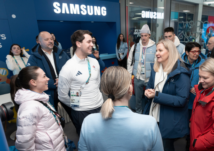 IOC 커스티 코번트리 위원장(사진 맨 오른쪽 빨간색 상의 옆)이 2026 밀라노·코르티나 동계올림픽 선수촌 내에 마련된 삼성 체험관에서 각국 선수들과 소통하고 있다. 삼성전자 제공