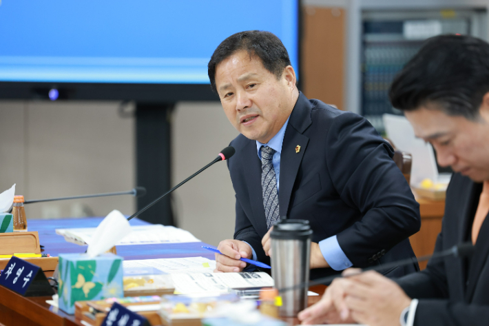 전라남도의회 차영수 의원(더불어민주당, 강진)은 지난 3일 열린 전라남도보건환경연구원 소관 업무보고에서 연구원의 연구 기능 실적을 강도 높게 질타했다. 전남도의회 제공