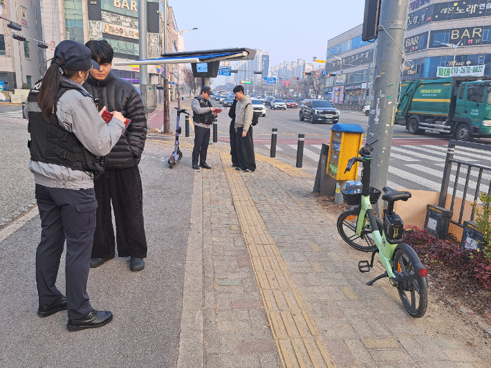 광주 광산경찰서 수완지구대 소속 경찰들이 전동킥보드 속도제한과 반납금지 구역 홍보활동을 진행하고 있다. 광주 광산경찰서 제공