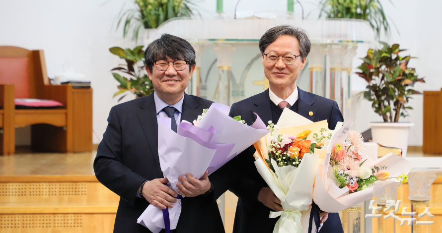 취임한 허정강 목사(오른쪽)와 이임한 조규성 목사가 축하를 받고 있다. 한세민