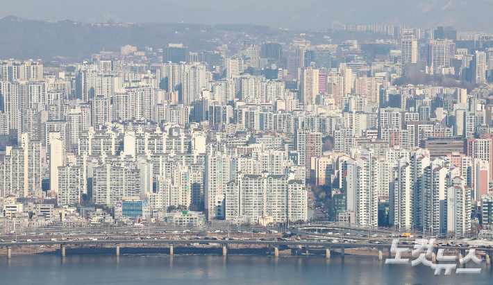 서울 여의도의 한 빌딩에서 바라본 서울 시내 아파트 단지 모습. 류영주 기자