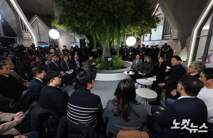 오세훈 서울시장이 4일 오후 서울 중구 서울도시건축전시관에 개관한 