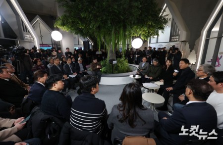 오세훈 서울시장이 4일 오후 서울 중구 서울도시건축전시관에 개관한 