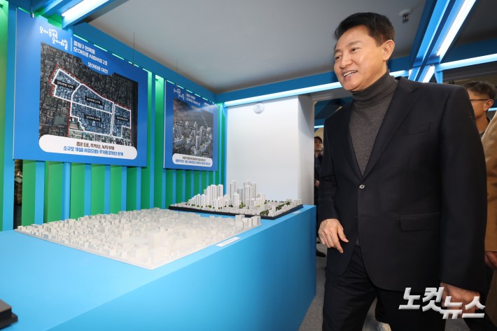 오세훈 서울시장이 4일 오후 서울 중구 서울도시건축전시관에 개관한 