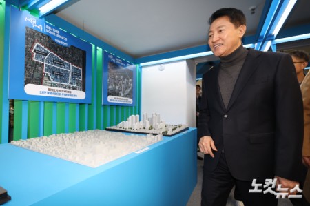 오세훈 서울시장이 4일 오후 서울 중구 서울도시건축전시관에 개관한 