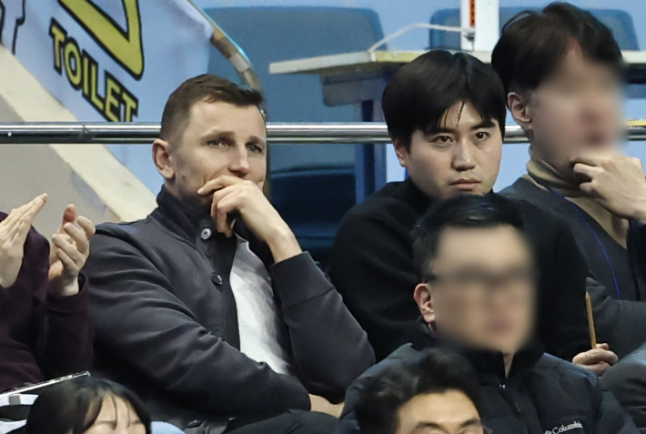 KBL 경기 지켜보는 니콜라스 감독. 연합뉴스