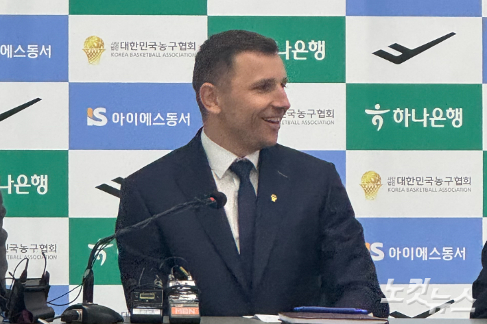 기자회견 중인 니콜라스 마줄스 감독. 이우섭 기자