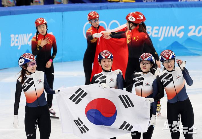 지난 2022년 2월 11일 중국 베이징 캐피털 인도어 스타디움에서 열린 2022 베이징동계올림픽 쇼트트랙 여자 3000m 계주 경기에서 은메달을 획득한 최민정, 이유빈, 김아랑, 서휘민이 기쁨을 나누고 있다. 박종민기자