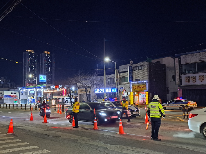 음주 단속을 벌이는 경찰. 부산경찰청 제공