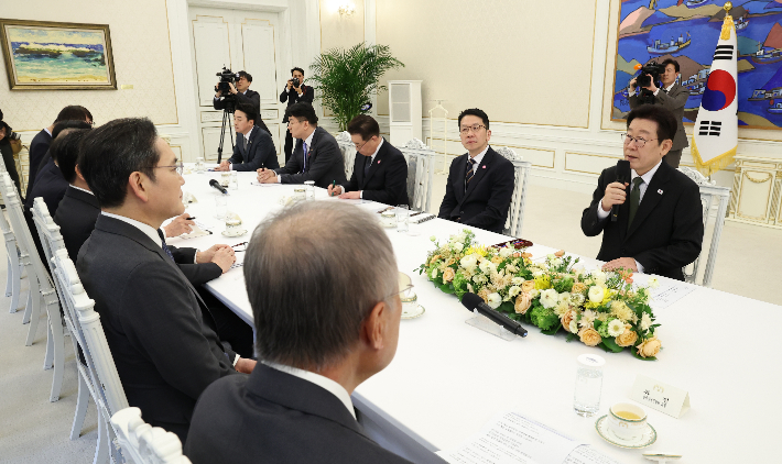 이재명 대통령이 4일 청와대에서 열린 '청년 일자리와 지방투자 확대를 위한 기업간담회'에서 발언하고 있다. 연합뉴스