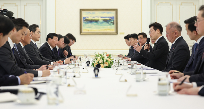 이재명 대통령이 4일 청와대에서 열린 '청년 일자리와 지방투자 확대를 위한 기업간담회'에서 발언하고 있다. 연합뉴스