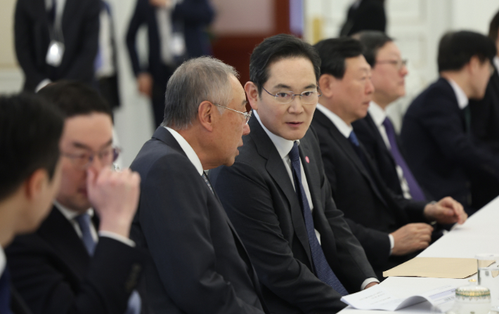 이재용 삼성전자 회장과 류진 한국경제인협회장이 4일 청와대에서 열린 '청년 일자리와 지방투자 확대를 위한 기업간담회'에서 대화하고 있다. 연합뉴스