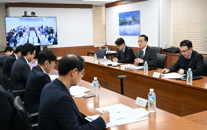 이형일(오른쪽 두 번째) 재정경제부 차관이 4일 서울 종로구 정부서울청사에서 열린 경제형벌 합리화 TF 2차 회의를 주재하고 있다. 재정경제부 제공