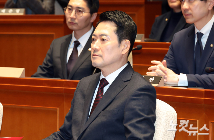 국민의힘 장동혁 대표가 2일 서울 여의도 국회에서 열린 당 의원총회에 참석하고 있다. 윤창원 기자