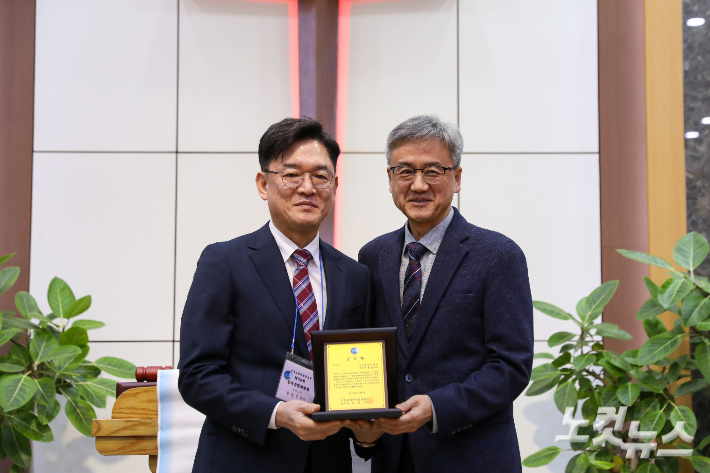 기독교대한성결교회 전북중앙지방회 제73회 회장으로 섬긴 권형준 목사가 총회장 명의의 공로패를 전달받고 있다. 최화랑 기자