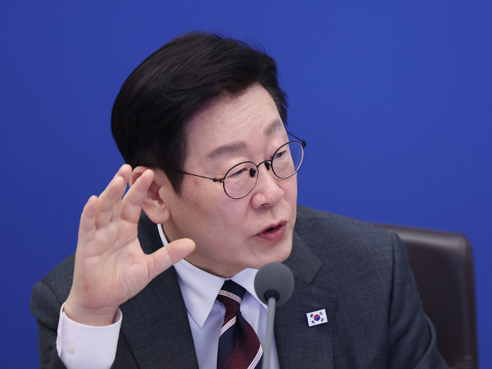 이재명 대통령이 3일 청와대에서 열린 국무회의에서 발언하고 있다. 연합뉴스