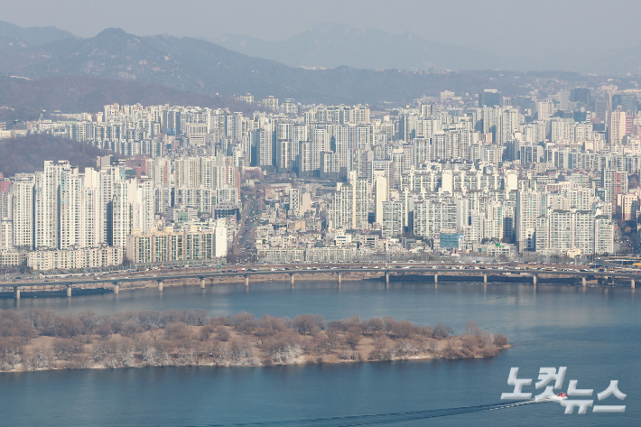 청와대가 "양도소득세 중과 유예는 5월 9일 분명히 종료된다"고 못 박으며 압박 수위를 최고조로 끌어올린 가운데 3일 서울 여의도의 한 빌딩에서 바라본 서울 시내 아파트 단지 모습. 류영주 기자