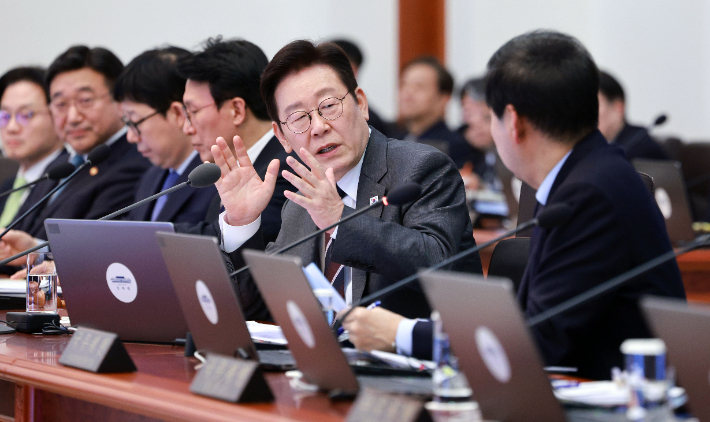 이재명 대통령이 3일 청와대에서 열린 국무회의에서 구윤철 부총리 겸 재정경제부 장관과 대화하고 있다. 연합뉴스