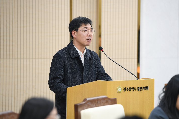 4일 광주 광산구의회 본회의에서 윤영일 의원이 5분 자유발언을 진행하고 있다. 광주 광산구의회 제공