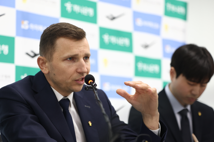 명단 발표하는 니콜라스 감독. 연합뉴스