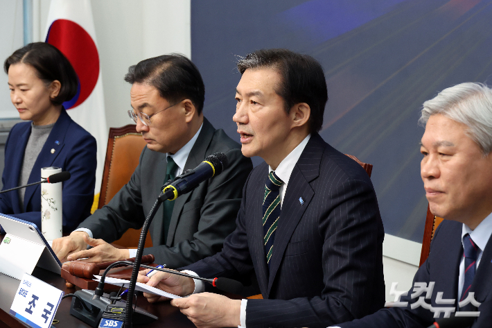 조국혁신당 조국 대표가 2일 서울 여의도 국회에서 열린 최고위원회의에서 발언을 하고 있다. 윤창원 기자