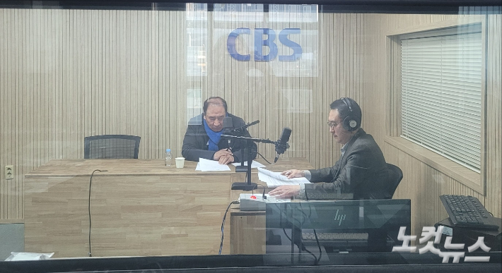 왼쪽부터 이준경 전 음성부군수, 김종현 앵커. 충북CBS