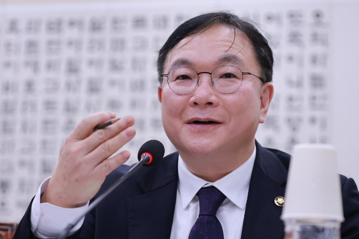 박영재 법원행정처장이 4일 국회에서 열린 법제사법위원회 전체회의에서 더불어민주당 전현희 의원 질의에 답하고 있다. 연합뉴스