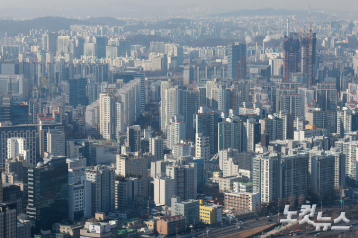 서울 여의도의 한 빌딩에서 바라본 서울 시내 아파트 단지 모습. 류영주 기자
