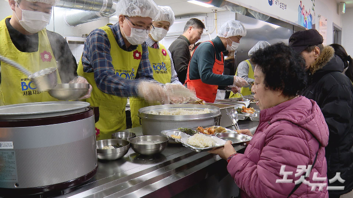4일 서울 종로구 서울연탄은행에서 진행된 '설맞이 찾아가는 보훈, 따뜻한 한 끼' 행사. 사진 오요셉 기자