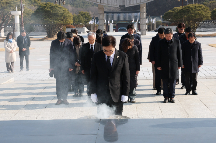 우원식 국회의장이 4일 오후 광주를 찾아 국립 5·18민주묘지에서 오월 열사들에 대해 참배하고 있다. 국회의장실 제공