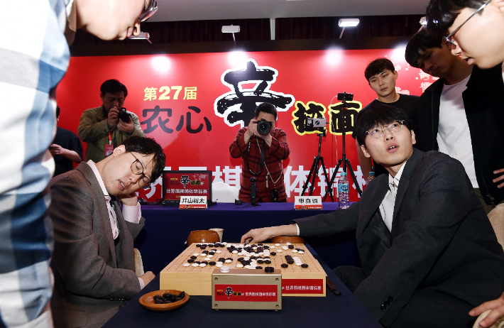 신진서 9단(사진 오른쪽) vs 이야마 유타 9단. 복기 당시 괴로운 표정을 짓는 이야마 유타. 한국기원 제공