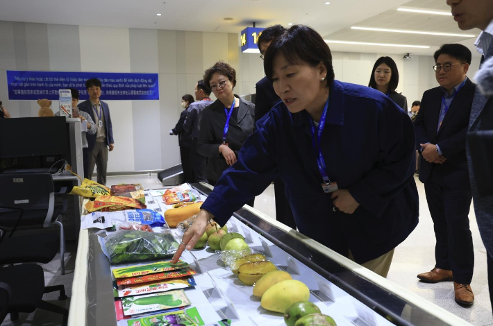 지난해 10월 국경검역 현장 찾은 송미령 농심품부 장관. 농림축산식품부 제공