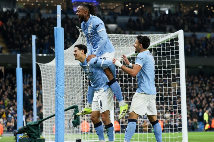 맨시티 3번째 골 넣은 라인더르스(왼쪽 아래)와 어시스트한 세메뇨(위). 연합뉴스