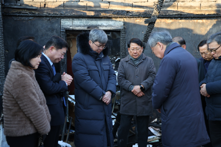 김정석 감독회장과 일행이 전소된 예배당 현장에서 함께 기도하고 있다. 기독교대한감리회 제공